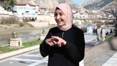 Sude Nur'un "ana dili" işaret dili