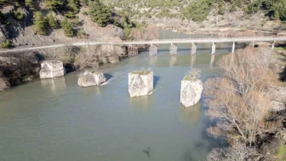 Tokat ile Amasya'yı birbirine bağlayan tarihi köprüden geriye sadece ayakları kaldı