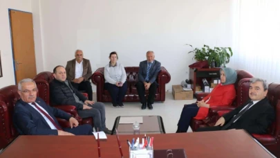 Türkmen, Merzifon’da Öğretmen ve Öğrencilerle Buluştu