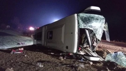 Yolcu otobüsü devrildi: 1 ölü, 18 yaralı