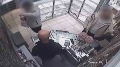 10 bin lira değerindeki takıyı çalan hırsızlar kameraya yakalandı