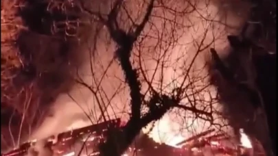 2 katlı ahşap ev alevlere teslim oldu
