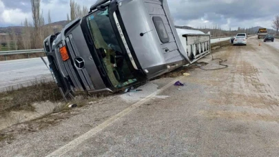 Akaryakıt yüklü tanker devrildi