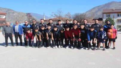 Amasya'da Polisler Öğrencilerle Futbol Oynadı
