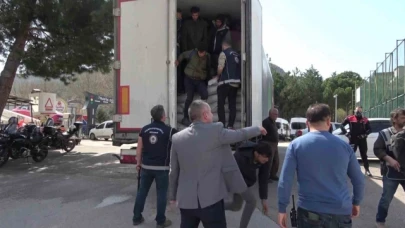 Amasya'da 40 kaçak göçmen taşıyan tırın sürücüsü tutuklandı