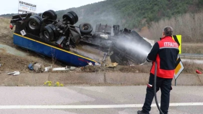 Taşova'da akaryakıt tankeri devrildi: 1 yaralı