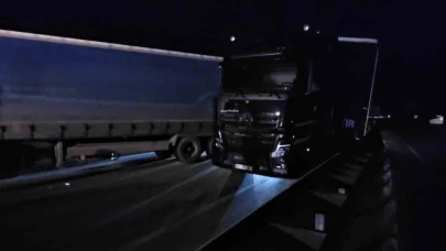 Amasya'da çarpışan tırlar trafiği felç etti