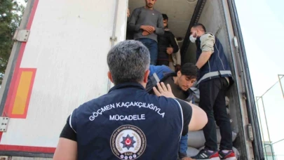 Amasya'da mercimek yüklü tırdan 40 kaçak göçmen çıktı