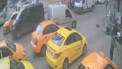 Aynı günde 5 farklı olayda 6 kişiyi yaralayan çocuğun silahlı saldırısı kameraya yansıdı