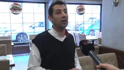 Boğazına yemek takılan müşterisinin hayatını Heimlich manevrası ile kurtardı