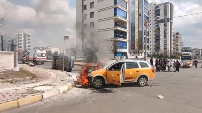 Çarpışan iki araçtan biri alev aldı