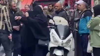 Çarşaflı kadın böyle darbedildi, çevredekiler film izler gibi izledi