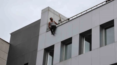Çatıya çıkan kişi, polis ekiplerince ikna edildi