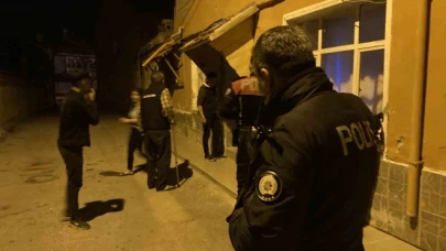 Çıkan kavgada bir genç üvey babasını bıçakla yaraladı