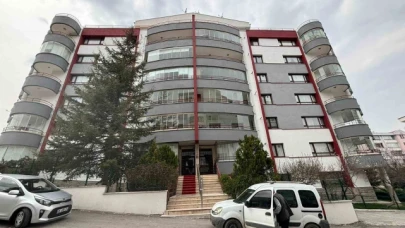 Cinnet geçiren koca, karısını öldürüp çocuğunu ağır yaraladı