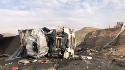Devrilen tırın sürücüsü yaralandı