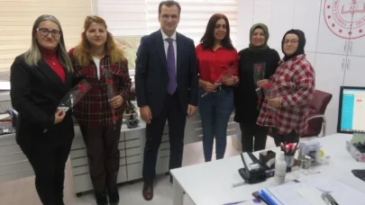 Güldoğan, Kadın Personele Karanfil Verdi