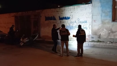 Husumetli oldukları şahsı bacağından vurup kaçtılar