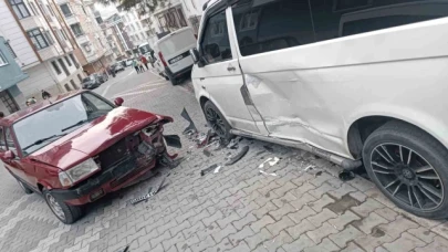 İki araca çarpan otomobil sürücüsü olay yerinden böyle kaçtı