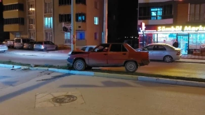 Kontrolden çıkan otomobil elektrik direğine çarptı