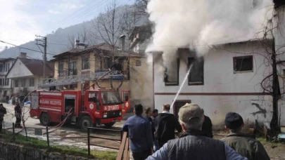 Korkutan yangın, alevler yan eve sıçradı