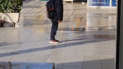 Küçük çocuk Türk bayrağının karşısına geçip İstiklal Marşı okudu