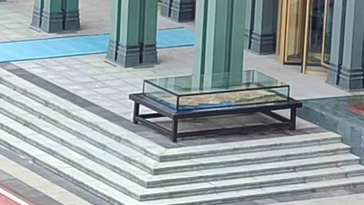Külliye'ye vinçle getirilen 3 ton ağırlığındaki eser, Cumhurbaşkanı Erdoğan'a hediye edildi