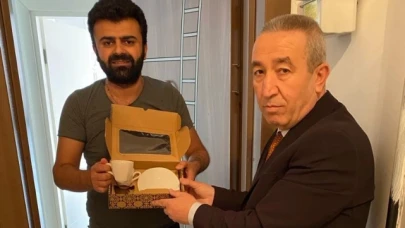 Merzifonlu muhtar adayından mahalleliye 3 bin kahve fincanı takımı