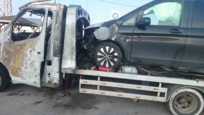 Mustafa Destici'nin kaza yapan makam aracını taşıyan çekici Merzifon'da yandı