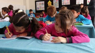Okuma yazmayı öğrenen öğrencilerin ilk mektubu Bakan Tekin'e oldu