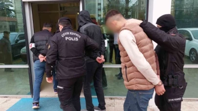 Otel odasında uyuşturucuyla yakalanan 4 kişi adliyeye sevk edildi