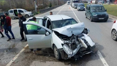 Otomobil kamyonet ile çarpıştı: 2 yaralı