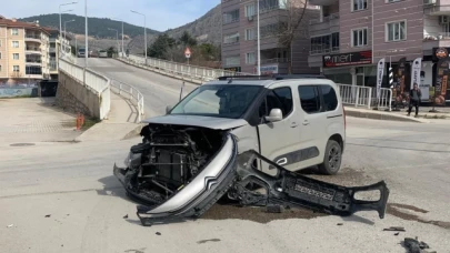 Otomobille hafif ticari araç kavşakta çarpıştı: Kaza anı kamerada