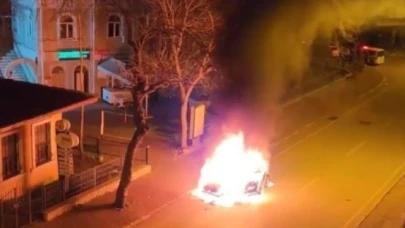 Park halindeki otomobil alev topuna döndü