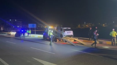 Polislerden kaçarken ekip otosuna çarpan sürücü ehliyetsiz çıktı