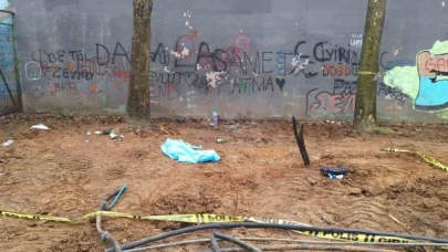 Sahte alkol iddiası: Bir kişi yapımı devam eden parkta ölü bulundu