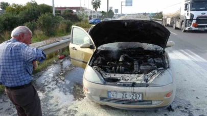Seyir halinde alev alan otomobilin yardımına vatandaşlar koştu