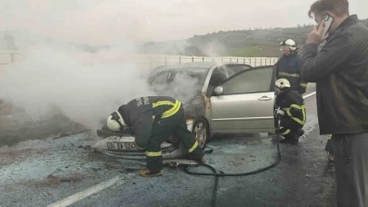 Seyir halindeki otomobil alev aldı