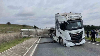 Seyir halindeyken tırın açılan dorsesi PTS'ye çarptı