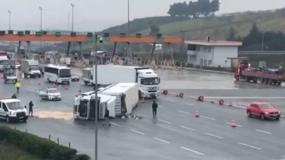 Sürücüsünün kontrolünden çıkan tır devrildi