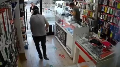 Telefondan çıkartılan batarya patladı, vatandaşlar büyük panik yaşadı