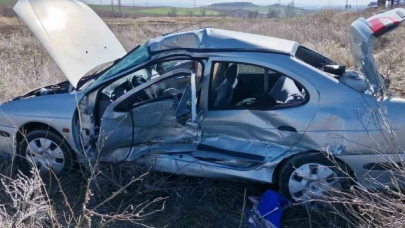 Ticari araçla çarpışan otomobil tarlaya uçtu: 1 ağır 2 yaralı