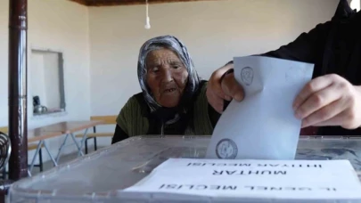 Türkiye'nin en yaşlı seçmeni 117 yaşındaki Arzu nine oyunu kullandı