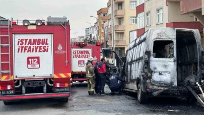 Vatandaşlar kaputu açtı, aracı alevler sardı