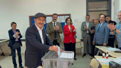 Yaşlı adam kalp krizi geçirirken Büyükerşen'i alkışladılar