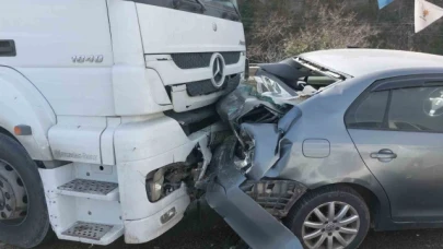 Zincirleme trafik kazası: 1'i polis 3 yaralı