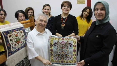 230 bin ilmek atarak dokudu, halısına 100 bin lira değer biçti