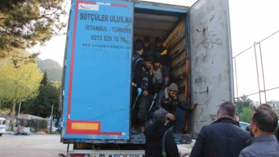 Amasya'da bakır yüklü tırda 64 kaçak göçmen yakalandı