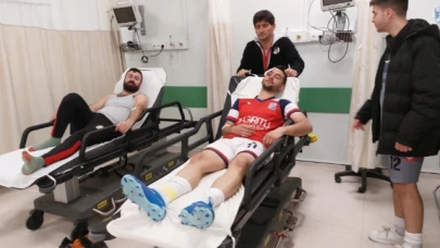 Amatör maçta havada çarpışan futbolcular kanlar içinde kalarak hastanelik oldu