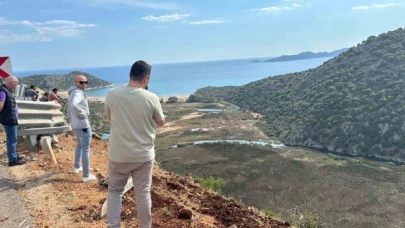 Bariyerlere çarpan kamyon 50 metrelik uçurumdan yuvarlandı: 1 ölü